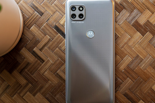 MOTOROLA ONE 5G ACE REVIEW A DETECT ON HAND